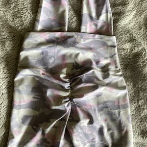 SCRUNCH BUM LEGGINGS - pink camo print